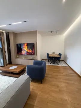 Moderan dnevni boravak sa garniturom, televizorom i trpezarijskim stolom. - image 3