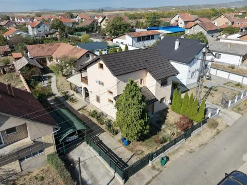 Pogled iz vazduha na kuću sa dvorištem i okruženjem. - image 14