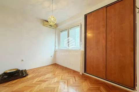 Prazna soba sa parketom, ugradnim plakarom i klima uređajem. - image 9