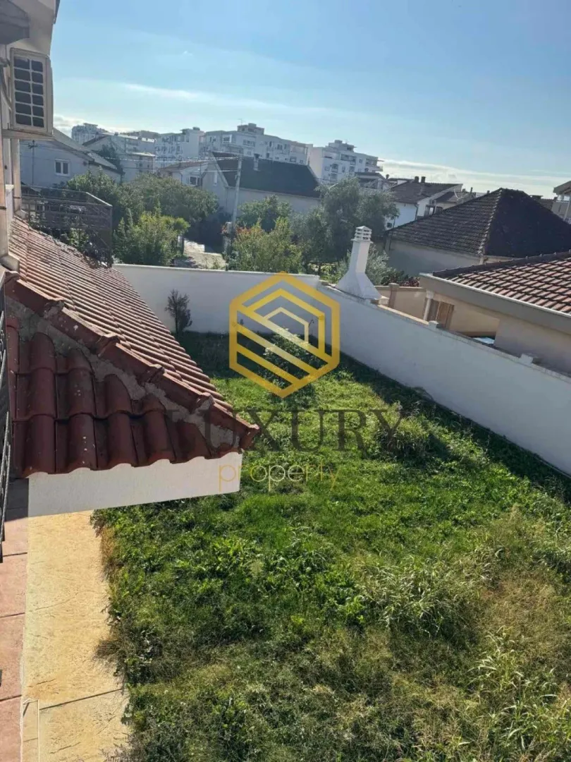Prodaja, kuća, 340m², Tološi, Podgorica