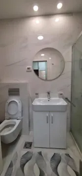 Moderne kupatilo sa tuš kabinom, umivaonikom i wc šoljom. - image 11