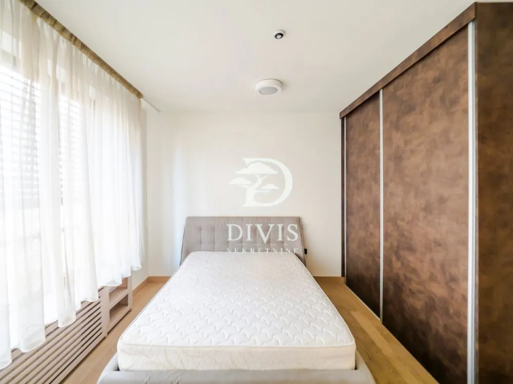 Izdavanje, četvorosoban stan, 132m², Vračar Hram, Vračar Sve Podlokacije