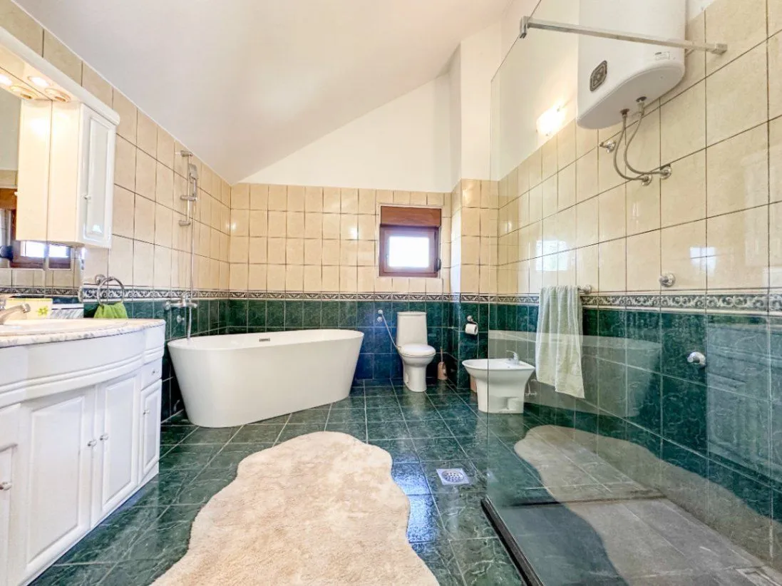 Izdavanje, kuća, 285m², Gorica C, Podgorica
