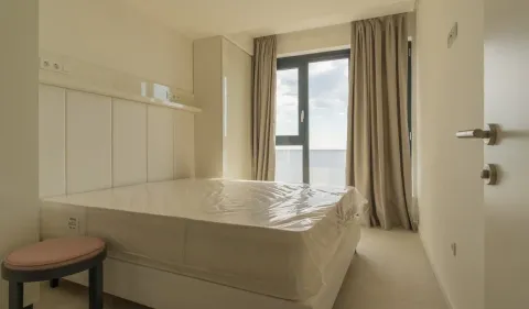 Svijetla spavaća soba sa novim krevetom i velikim prozorom. - image 17