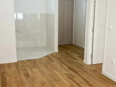 Izdavanje, poslovni prostor, 40m², Central Point, Podgorica