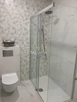 Moderne kupatilo sa tuš kabinom i ugradnom wc šoljom. - image 5