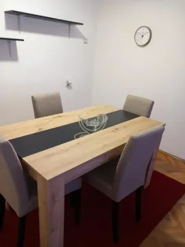 Trpezarijski sto sa stolicama u svetloj prostoriji. - image 4