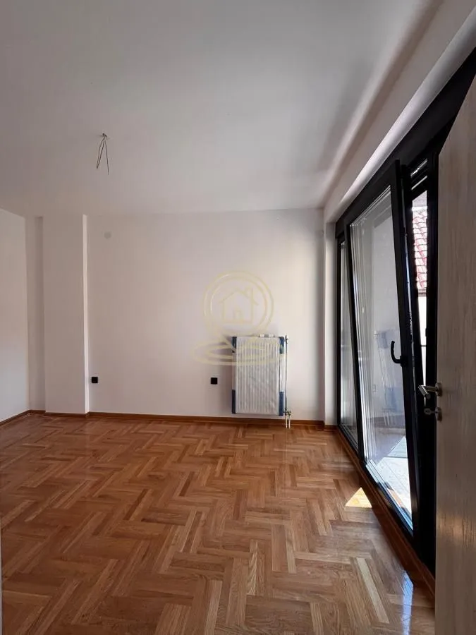 Empty room with parquet flooring and access to the terrace.