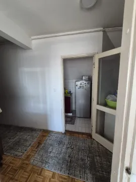 Pogled iz sobe na manju kuhinju sa frižiderom i elementima. - image 8