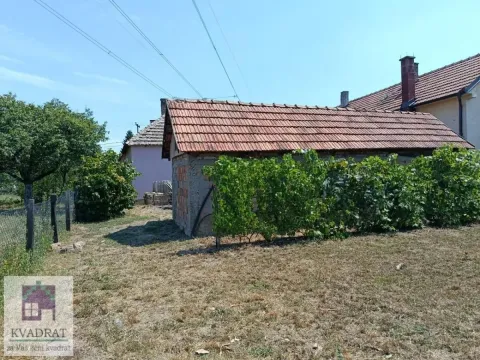 Pomoćni objekat u dvorištu sa krovom od crepa i okolnim rastinjem. - image 7