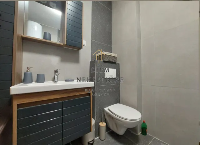 Izdavanje, dvosoban stan, 67m², Radanovići, Kotor