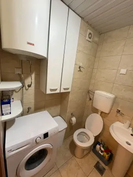 Kupatilo opremljeno sanitarijama, mašinom za veš i bojlerom. - image 11