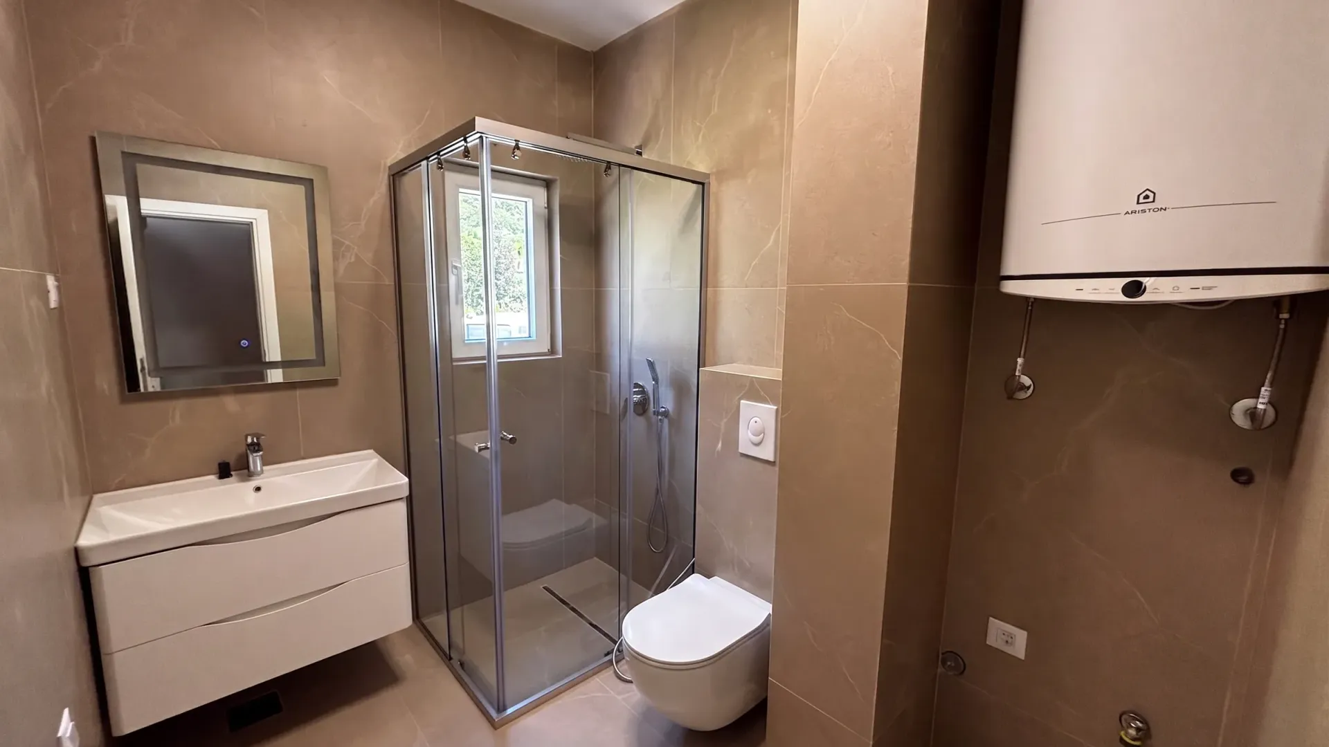 Prodaja, dvosoban stan, 61m², Sutomore, Bar