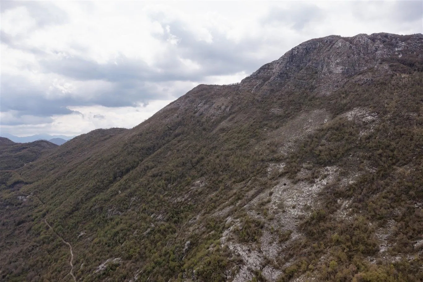 Pogled na stjenovita brda i prirodno okruženje.