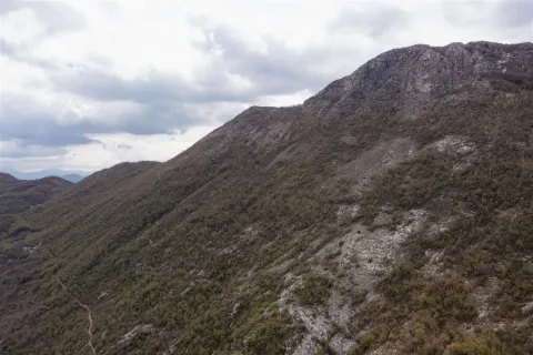 Pogled na stjenovita brda i prirodno okruženje. - image 6