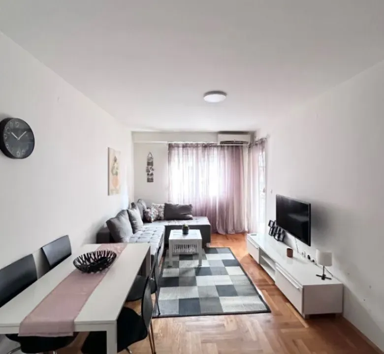 Izdavanje, dvosoban stan, 56m², Krivi Most, Podgorica
