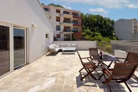 Rent, three bedroom apartment, 136m², Pržno, Budva - image 9