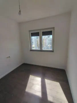 Prazna soba sa tamnim laminatom i prozorom. - image 10