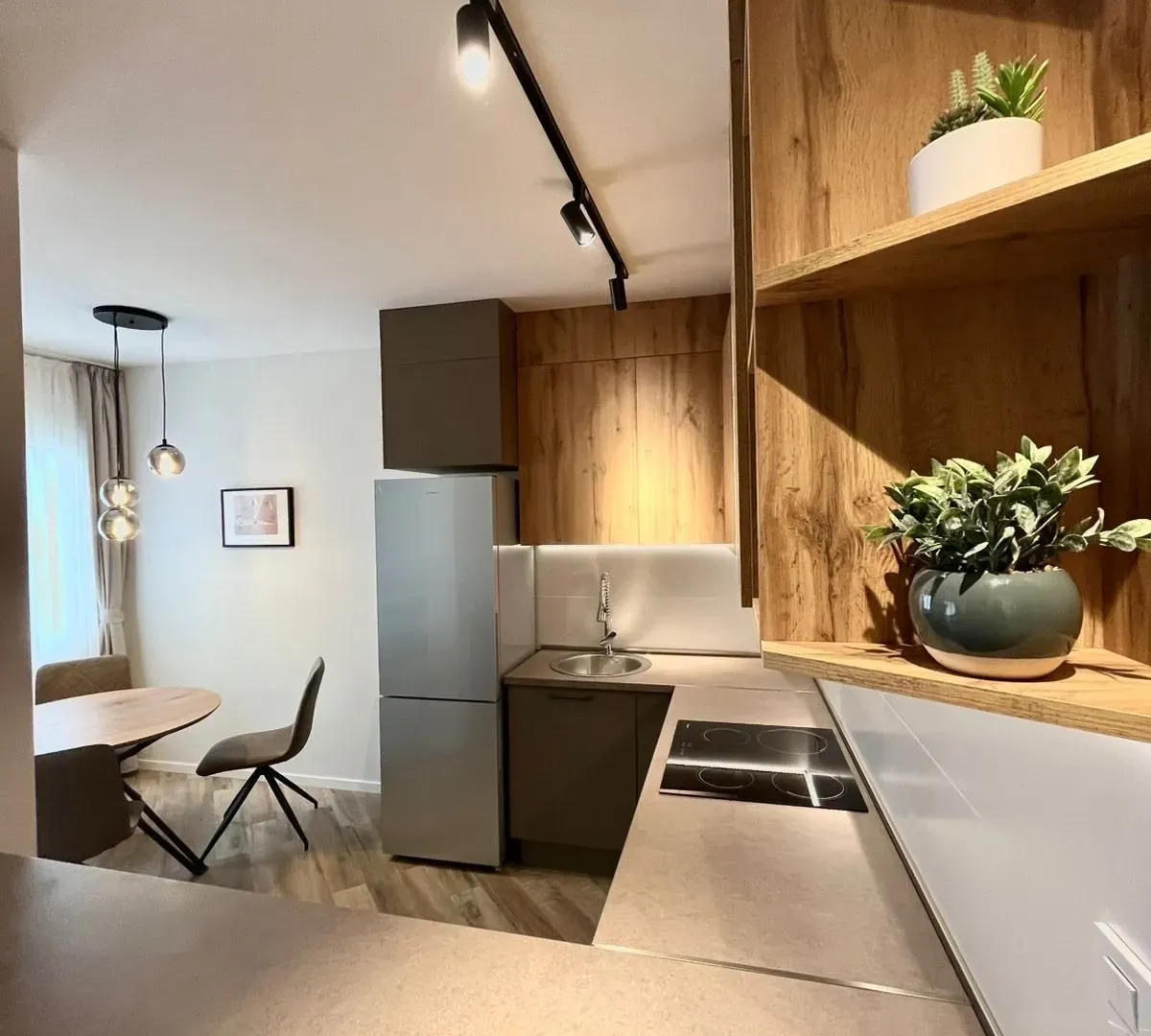 Izdavanje, dvosoban stan, 60m², Mrčevac, Tivat
