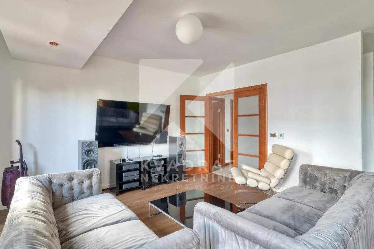 Izdavanje, dvosoban stan, 90m², Centar, Podgorica