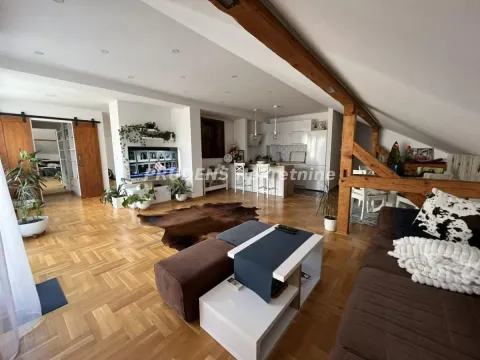 Prostrani dnevni boravak sa drvenim gredama i otvorenim rasporedom. - image 7