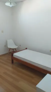 Jednostavna spavaća soba sa jednim krevetom i stolicom. - image 8