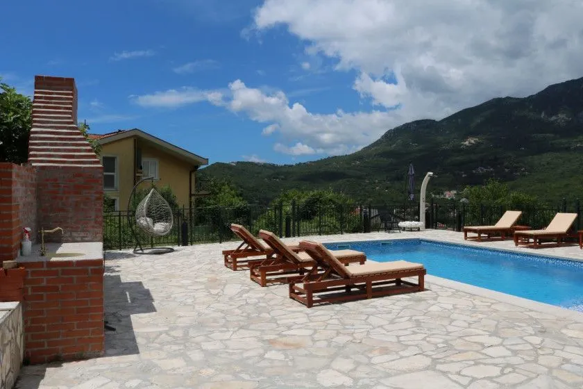 Izdavanje, kuća, 200m², Kuti, Herceg Novi
