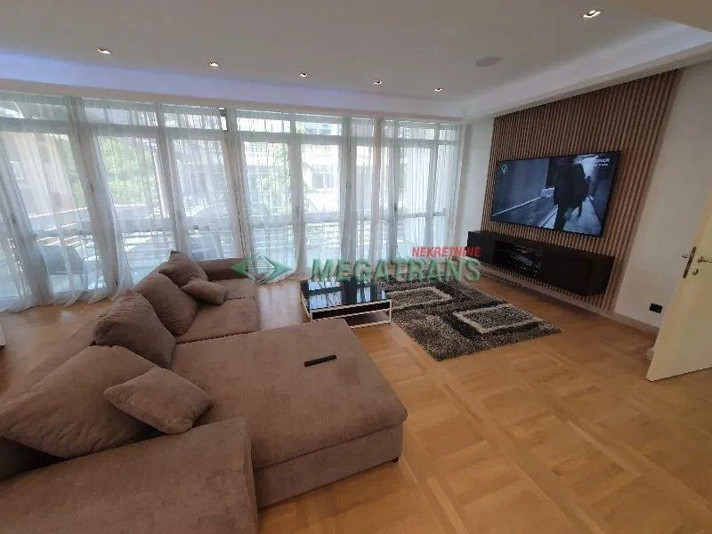 Izdavanje, trosoban stan, 148m², Savski Venac, Beograd