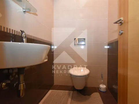 Izdavanje, trosoban stan, 100m², Blok 6, Podgorica - image 16