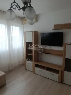 Dnevni boravak sa nameštajem od drveta i televizorom na zidu. - image 14