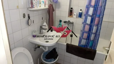 Manje kupatilo sa umivaonikom, WC šoljom i kadom sa zavesom. - image 9