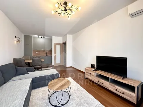 Dnevni boravak sa garniturom, televizorom i kuhinjom u pozadini. - image 13