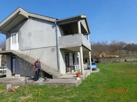 Dvospratna kuća u sivoj fazi sa dvorištem. - image 2