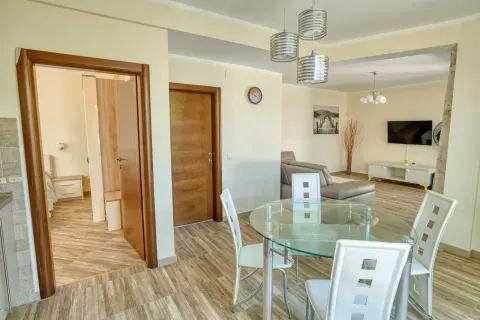 Dnevna soba sa trpezarijom i pogledom na spavaću sobu kroz otvorena vrata. - image 11