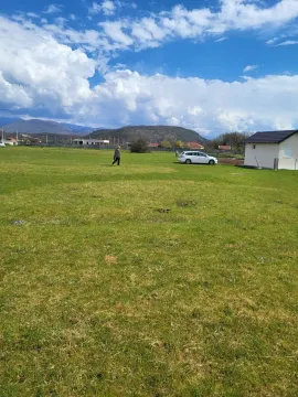 Prostran zeleni plac sa pomoćnim objektom u prirodnom okruženju. - image 6