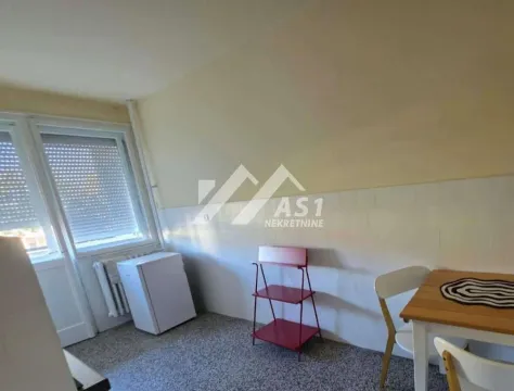 Kuhinja sa trpezarijskim stolom i prozorom. - image 4