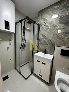 Moderno opremljeno kupatilo sa tuš kabinom i umivaonikom. - image 8