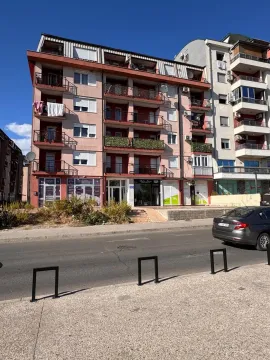 Pogled na spoljašnjost stambene zgrade sa ulicom u prvom planu. - image 15