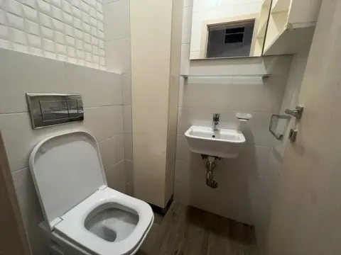 Malo kupatilo sa toaletnom šoljom i umivaonikom. - image 6