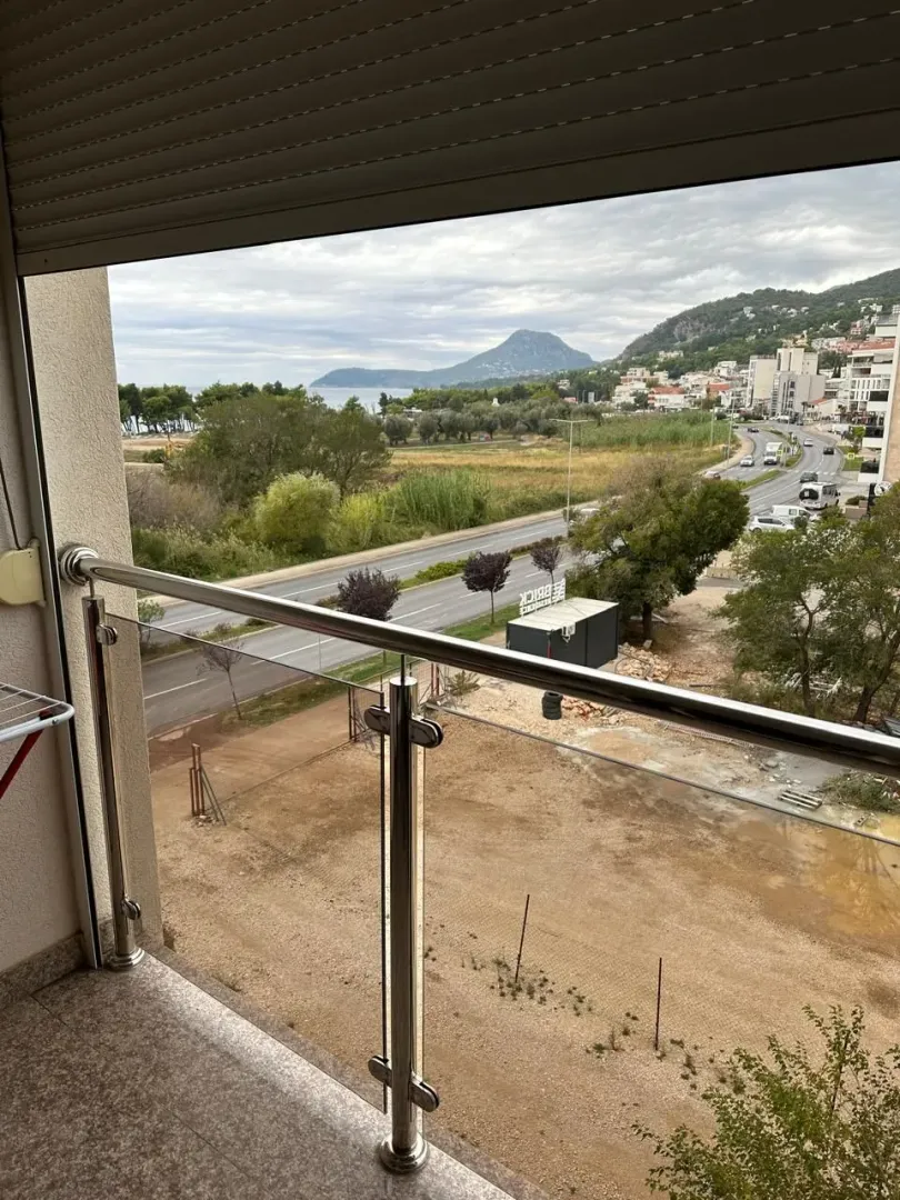 Pogled na okolinu i more sa balkona.