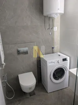Moderno opremljeno kupatilo sa veš mašinom i tuš kabinom. - image 8