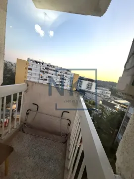 Manji balkon sa ogradom i pogledom na grad. - image 6