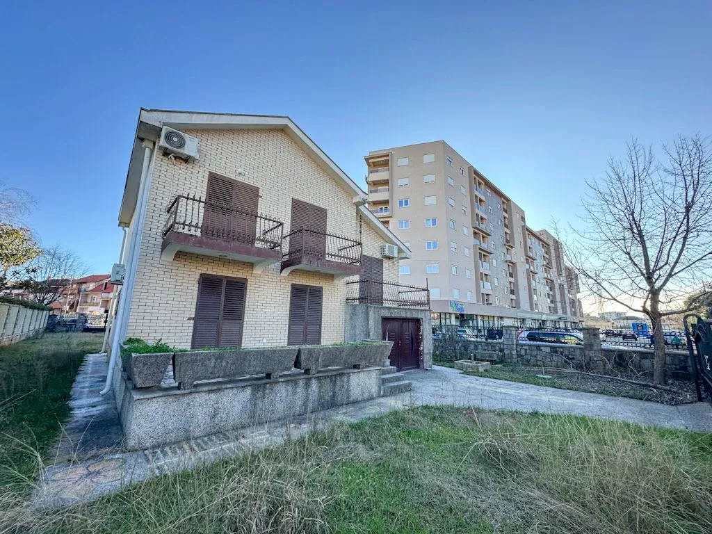 Izdavanje, kuća, 200m², Stari Aerodrom, Podgorica