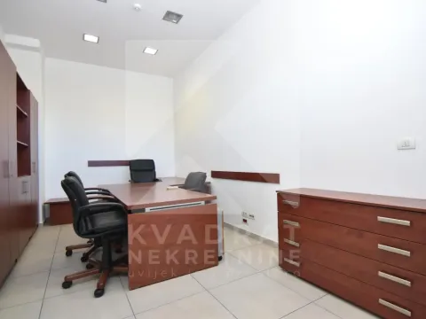 Izdavanje, četvorosoban stan, 100m², Vezirov Most, Podgorica - image 2