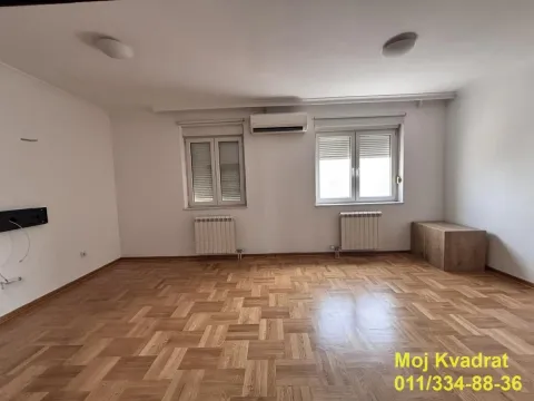 Prazna soba sa parketom na podu i dva prozora. - image 3