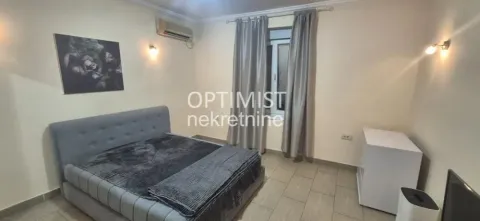 Nameštena spavaća soba sa bračnim krevetom, komodom i klima uređajem. - image 7