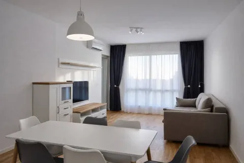 Svijetao dnevni boravak sa trpezarijom i garniturom za sjedenje. - image 5