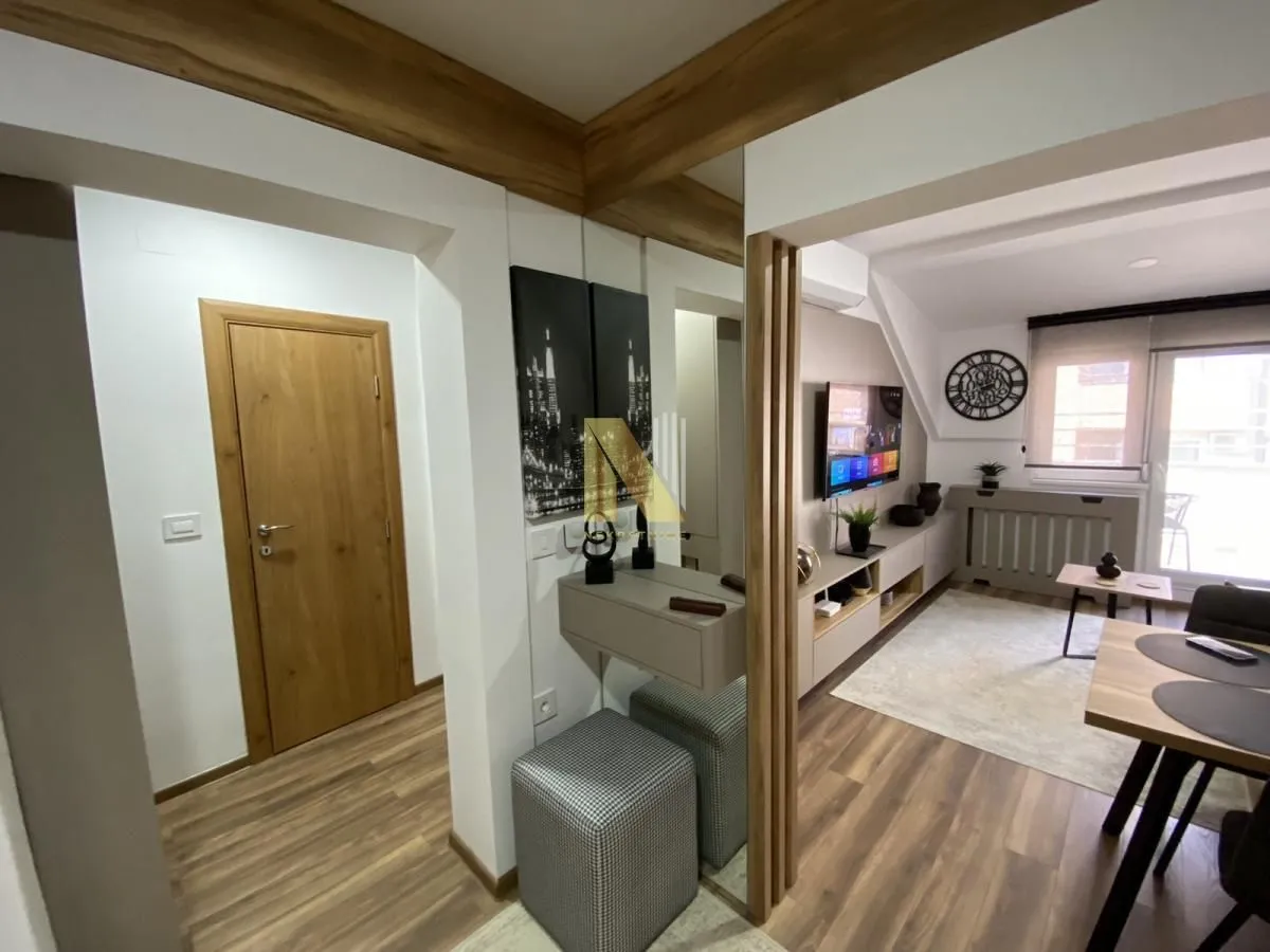 Izdavanje, dvosoban stan, 50m², Centar, Novi Sad