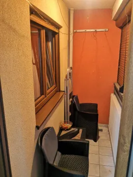 Uski balkon sa dvije stolice i malim stolom. - image 8