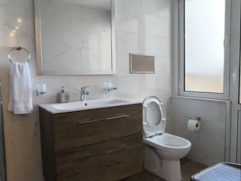 Izdavanje, dvosoban stan, 68m², Centar, Tivat - image 2